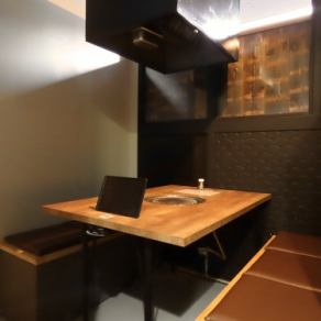 [1F Table seats] We have table seats for 2 to 4 people.The partitions are set high so that you don't make eye contact with the person sitting next to you, so even when you're seated at a table you won't feel self-conscious about being seen by others.