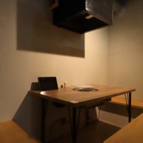 [1F L-shaped table seats] We have L-shaped semi-private table seats available for 2 to 4 people.Recommended for those who want to sit next to their loved one on a date or anniversary.