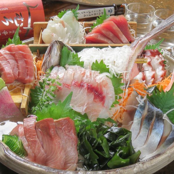 【市場直送的新鮮生魚片】用新鮮的魚製作的豪華海鮮料理！！《極品生魚片拼盤》