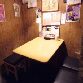 ◆半個室のテーブル席◆のれんで仕切られた半個室のテーブル席。カウンターや他のカウンターと離れているのでプライベート感◎