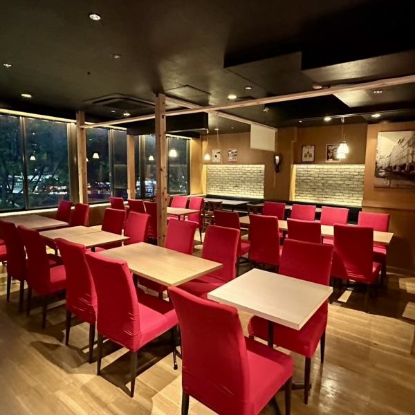 優しい木やレンガの風合いでお洒落な空間でお出迎え。ご友人や知人とのお食事や女子会から、お誘い合わせのパーティーなど中人数まで、様々なシーンでお楽しみいただけます。