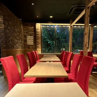 我們的餐廳也接受大型團體的私人宴會。我們歡迎婚禮餘興派對、公司發布會、大型宴會等。請隨時透過電話聯絡我們以了解您的預算和人數。