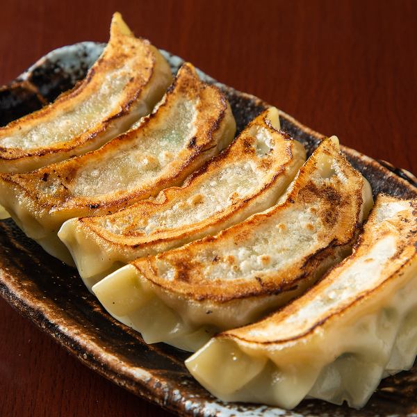 [Takumi no Pork] Made with Sachiku Mugou! 3 handmade gyoza for 330 yen (tax included) Our restaurant is also available for families!!