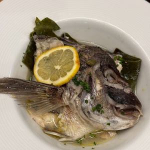 鯛のこつ蒸し　白ワイン仕立て