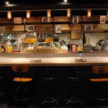 A stylish counter with three types of chairs.The distance between the two people is very close, so it is also popular for dates ♪