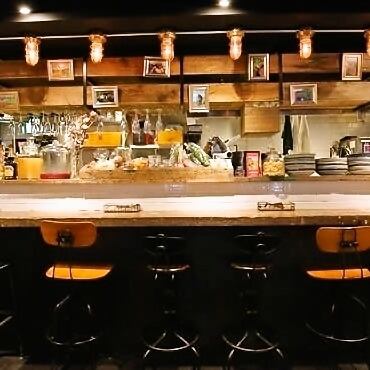 【カウンター席もご用意♪】3種のチェアーがお洒落なカウンター。1人飲み、デートや女子会などにもぴったり。