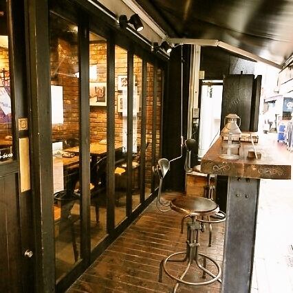 We have terrace seats with a spacious feel, so you can enjoy them with your delicious meal.