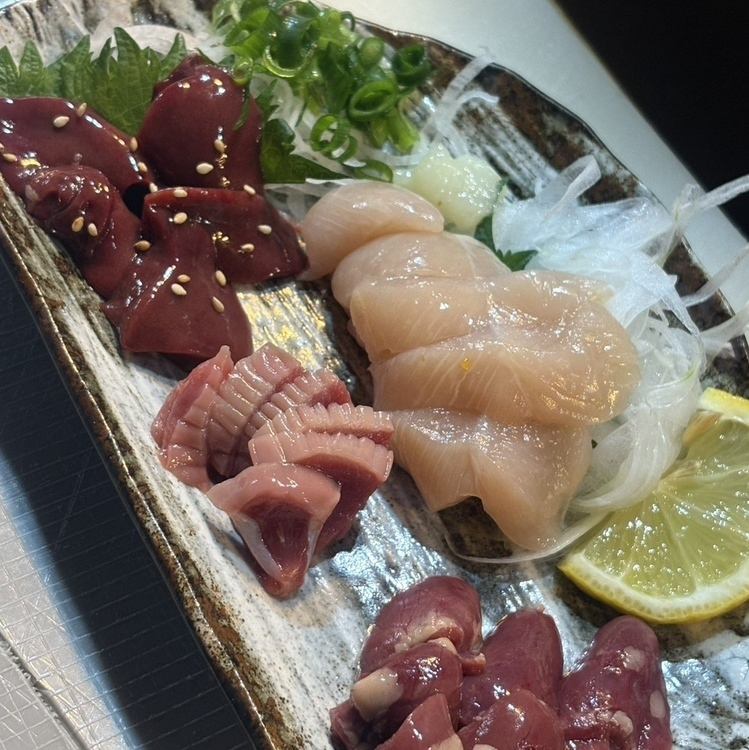 【鮮度抜群♪】素材の旨みを存分に味わえる、鶏と魚の刺身盛り！