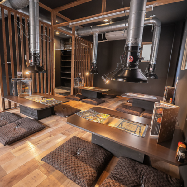 宴会に最適な大型個室は、10~12名のグループに対応可能◎ご予約次第で2~14名まで貸切対応もできるので、同僚や友人との飲み会にぜひご利用ください♪囲炉裏焼きを囲んで、賑やかな時間を過ごせる空間は、暖かみとプライベート感を両立しています。広々とした作りで長時間でも快適に過ごせます!