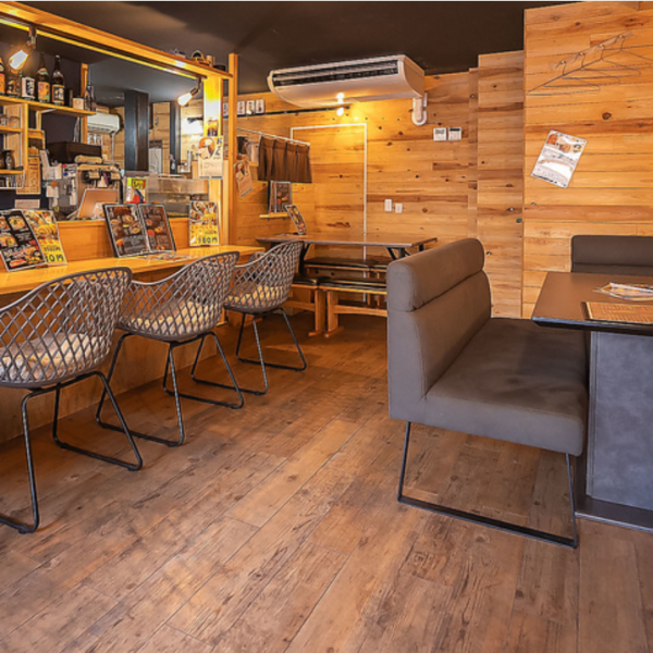 店内は木のぬくもりを感じる和モダンなデザインで統一し、入店した瞬間から心が和みます。新設の個室が提供するプライベートな魅力とともに、アクセスの良い立地で気軽に立ち寄れるのもポイント◎サービスも丁寧で、囲炉裏を使った体験型の楽しさが他では味わえない魅力となっています。