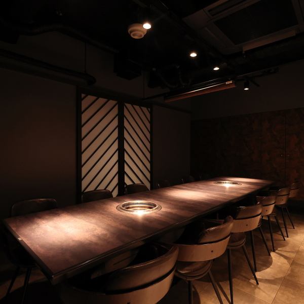 最大44名様までの貸切にも対応。大人数での歓送迎会や二次会、大切な記念日のパーティーなど、お店を丸ごと贅沢に使ったおもてなしが可能です。黒毛和牛の贅沢なコースと豊富な飲み放題で、ゲストの満足度も最高潮に！貸切のご相談はお電話にて承っております。記憶に残る特別な夜を、ぜひ「Meets」で◎