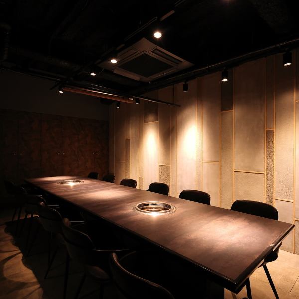 8名掛け、12名掛けの大型テーブルを完備！女子会や会社の中規模な宴会、歓送迎会に最適です。スタイリッシュで大人な雰囲気が、集まりを一段と華やかに演出します。美味しいお肉と、それに寄り添うワインや日本酒を片手に、賑やかで楽しい夜を。和泉府中駅近くでオシャレに焼肉を楽しむなら、当店で決まりです！