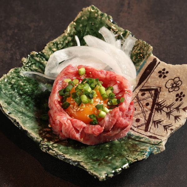 お口の中でとろけ出す官能の食感…贅沢すぎる「和牛炙りユッケ」