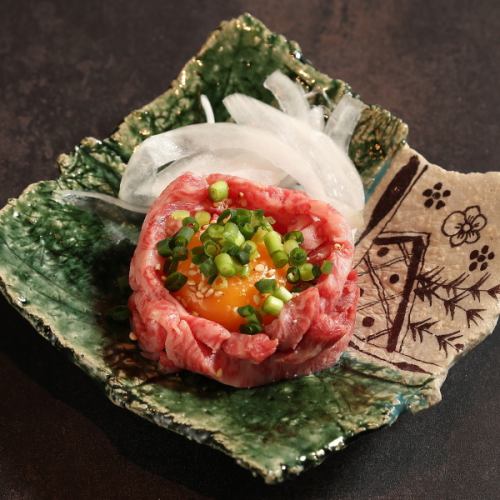 お口の中でとろけ出す官能の食感…贅沢すぎる「和牛炙りユッケ」
