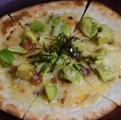 牛油果和发酵鱼内脏披萨