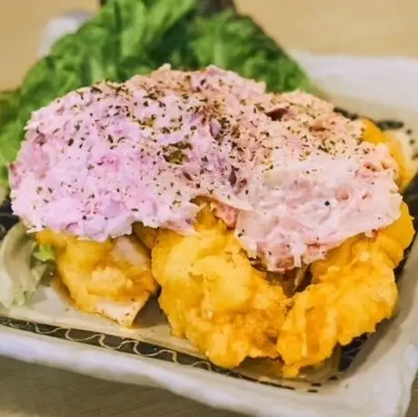 수제 핑크 타르타르 가득한 맛있는 치킨 남만
