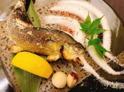 Grilled young sweetfish with salt