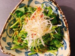Shungiku and parsley salad