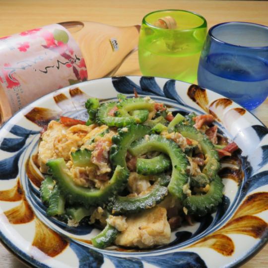 沖縄料理の定番メニュー☆ほろ苦さがお酒もすすむ…♪ 【 ゴーヤちゃんぷる 】
