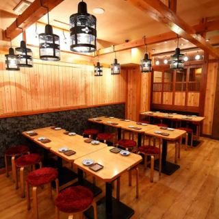 静岡駅前『ダルマ商店』2名様～最大60名様まで対応可能♪少人数でもご予約OK！！木のぬくもり感じる落ち着いた雰囲気の大衆居酒屋♪会社宴会、飲み会、歓送迎会、女子会、合コンなど様々なシーンで◎もちろんお仕事帰り、お買い物帰りにもチョット立ち寄れるオープンな雰囲気で普段使いにも♪