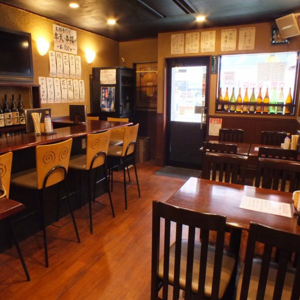 Besides Zashiki, we also have a counter with sake at ease and a table seat for 4 people.Relax in the calm and cozy atmosphere while watching talk with the shop owner or watch TV.One person is also welcome!