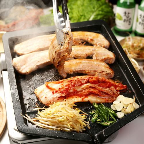 Authentic Korean taste! All-you-can-eat samgyeopsal of domestic pork and 30 Korean street food all-you-can-drink plan 3,500 yen♪