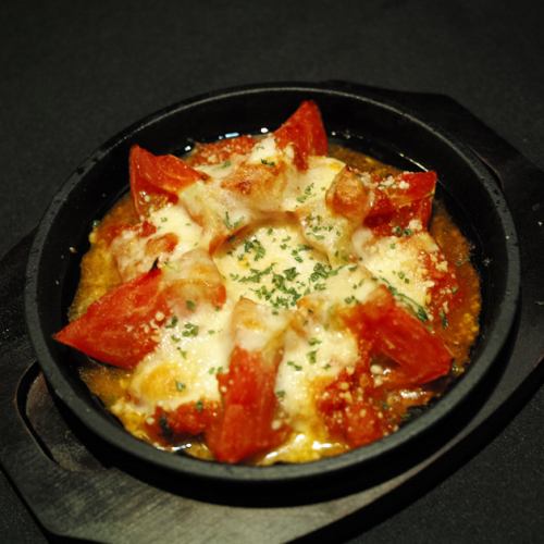 Grilled ripe tomato sauce with cheese