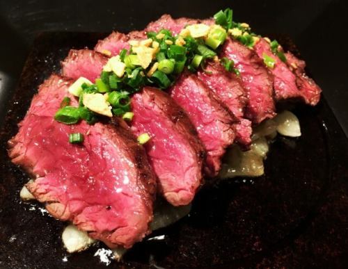 厚切り和牛ステーキは赤身が美味しい。ファンが多い一品