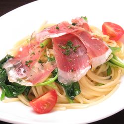 Raw ham and spinach pasta