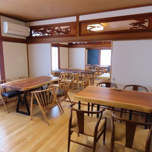 <p>靴を脱いでご利用いただける小上がり席をご用意。明るく落ち着いた和室でゆったりとリラックスできるお席は、宴会だけでなくお子様連れでのご利用にも◎家族みんなでおくつろぎいただけます。オーダーメイドにこだわったテーブルなど、木のぬくもりが溢れる空間でお食事を楽しむ優雅なひとときをお過ごしください♪</p>