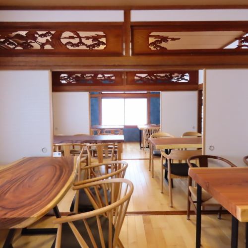 <p>シックな雰囲気の店内には、大小様々なお席があり色々なシーンでご利用いただけます。長時間座っても疲れにくく、ゆったりご利用いただけるお席は各種ご宴会でのご利用にぴったり◎30人以上で貸し切りも承っておりますので、大人数でのご宴会もお任せください。こだわりの空間で特別な時間をお楽しみください♪</p>