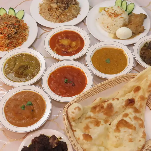 自慢の【自家製ナン】♪カレーに合うプレーンナンをはじめ、チーズやチョコやハチミツを使ったナンが全30種
