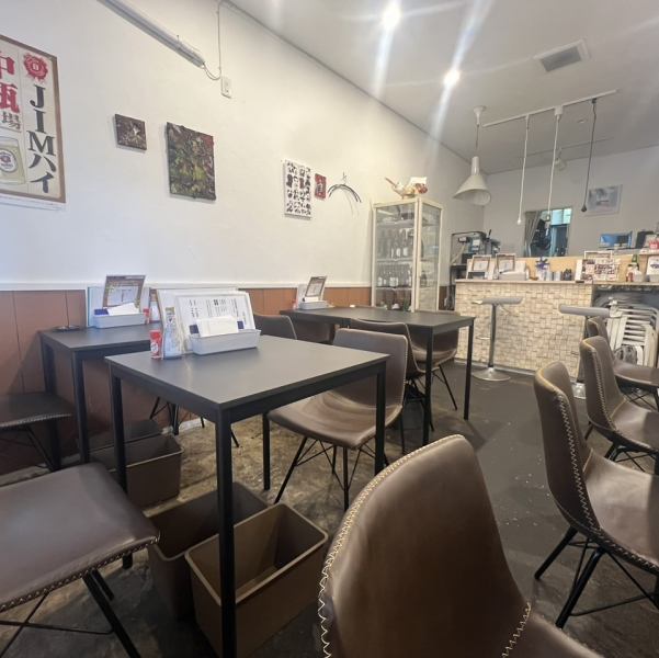 店内はカフェのようなおしゃれ空間でゆったりとおくつろぎいただけます。少人数から団体様でのご案内も可能です。ご宴会、ご接待、ご家族でのお食事などに最適です。ご要望に応じて調整致しますのでお気軽にお声掛けください。ご予約はいつでも・どこでもできるネット予約が便利です◎