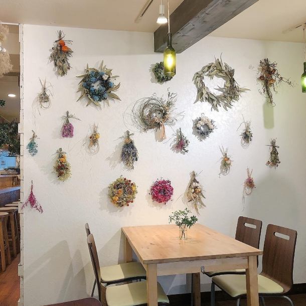 ≪There are pretty dried flowers everywhere☆≫The layout of the table seats is free! From 2 people up to 24 people can be accommodated.From small groups to large parties◎Women's parties, drinking parties with friends, company banquets. Please use it for various banquets!