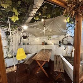 <<Equipped with a swing★>> An open terrace where you can enjoy carefully selected vegetables delivered directly from the farm while surrounded by real greenery! It is also open at night, so please use it for drinking parties!