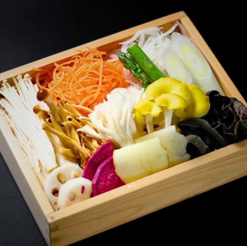 Assortment of 12 kinds of vegetables and mushrooms