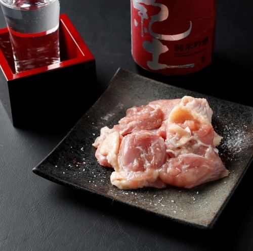 国産地鶏をお席の焼き台で鶏焼き