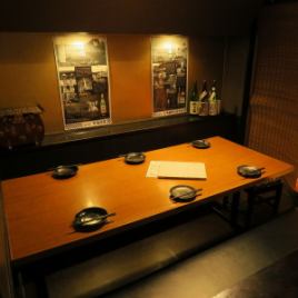 ゆったりくつろげるテーブル半個室。プライベート感があり、ご宴会にも最適。落ち着いた雰囲気でしっぽり飲みたい方におすすめです。当店自慢の鮮魚をこだわりの日本酒や焼酎を、ごゆっくりご堪能ください。