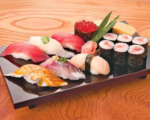 Top sushi (8 pieces of nigiri, 1 sushi roll)