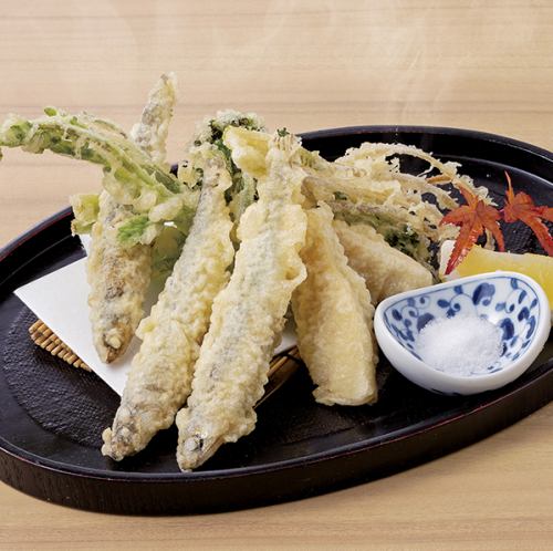 Wild vegetables and small sardines with tempura sauce