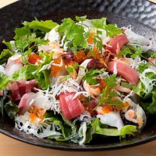 Seafood salad (special dressing that brings out the flavor of sashimi)