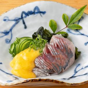 用醋醃製的竹莢魚，淋上蛋黃醋。