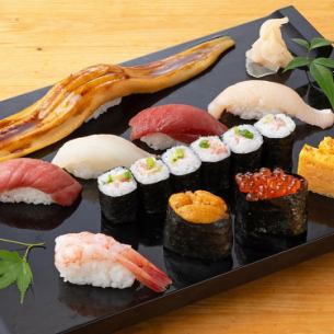高級壽司拼盤，包含多種食材（8 件握壽司、捲壽司和雞蛋開胃菜）