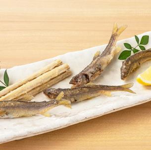 炸嫩香魚和新鮮牛蒡根