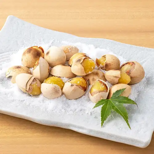 銀杏果（有殼），用鹽烤製。