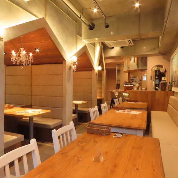 The stylish decoration, mainly light colors, warm lighting, and wood-based tables create a space where you can relax and unwind.We also have a lot of recommended menus, so please feel free to drop by ♪