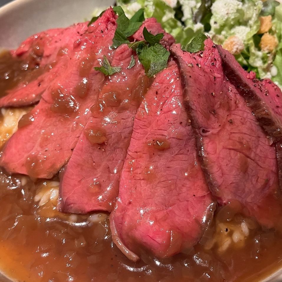 低温でじっくりと焼き、ミディアムレアに仕上げたローストビーフ
