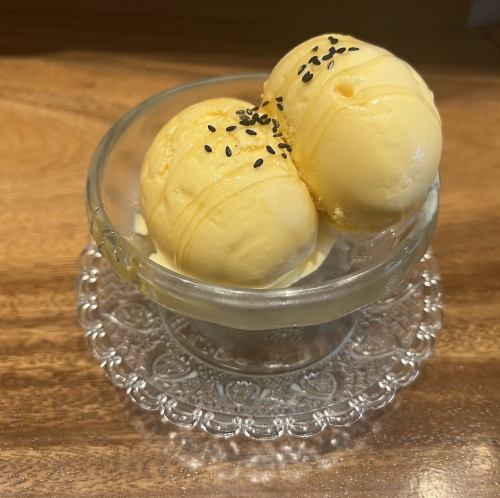 Ice cream (vanilla/anno sweet potato/black sesame/chocolate)