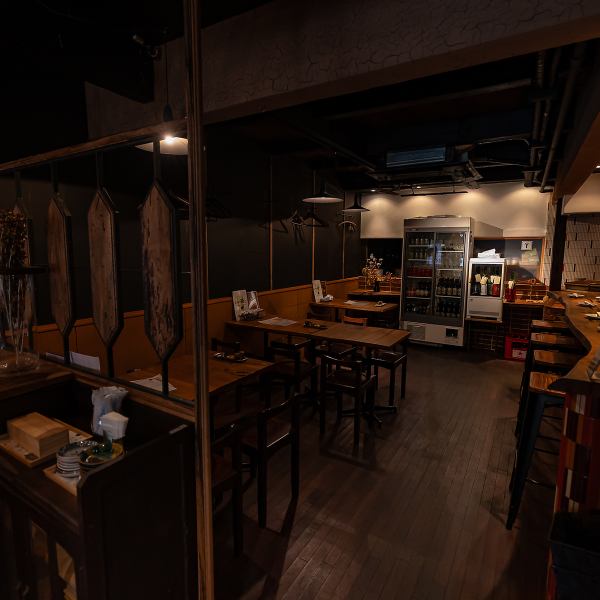 通路にもゆとりがあり、食器や調度品が丁寧に整えられた清潔感のある店内。照明は落ち着いたトーンで、食事の時間をより豊かに演出します。友人との語らいにも、静かに味わう一人飲みにも寄り添う、居心地のよさが魅力です。