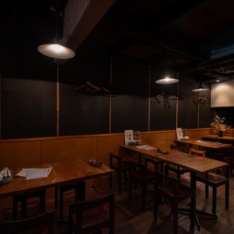 4名掛けは3卓あり、グループ利用や友人との飲み会に最適。料理を並べやすい天板サイズで、シェアもしやすい配置。落ち着いて食事を楽しみたい方にも向いています。